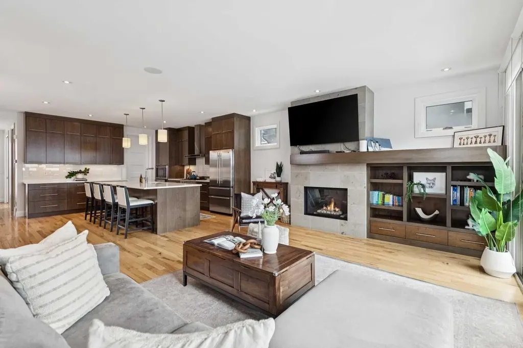 2707 1 Avenue NW Calgary AB T2N 0C7