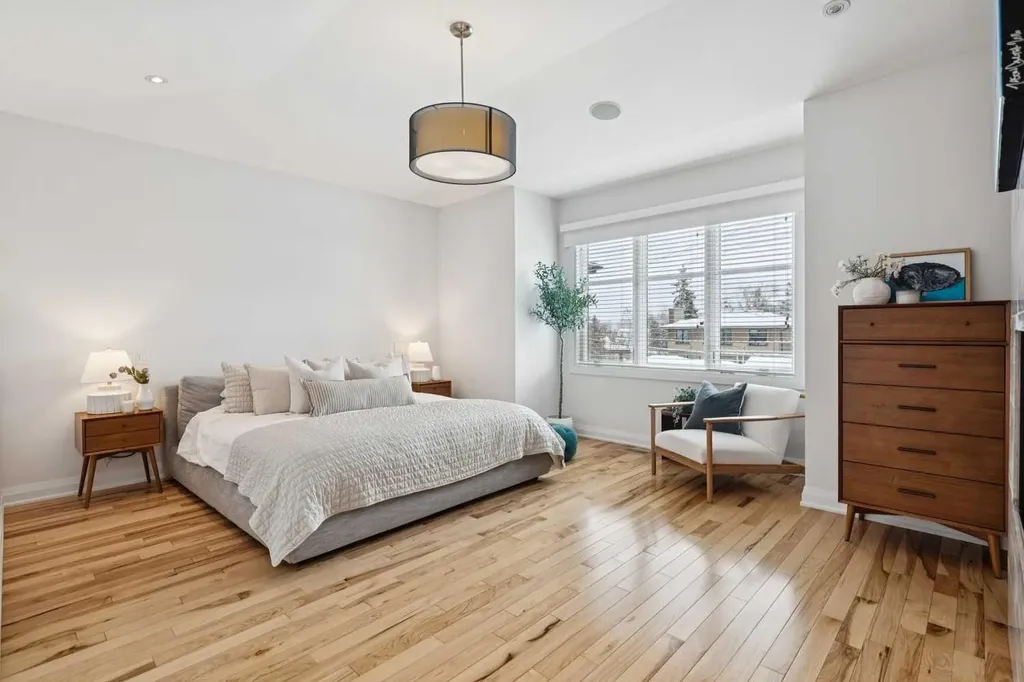 2707 1 Avenue NW Calgary AB T2N 0C7
