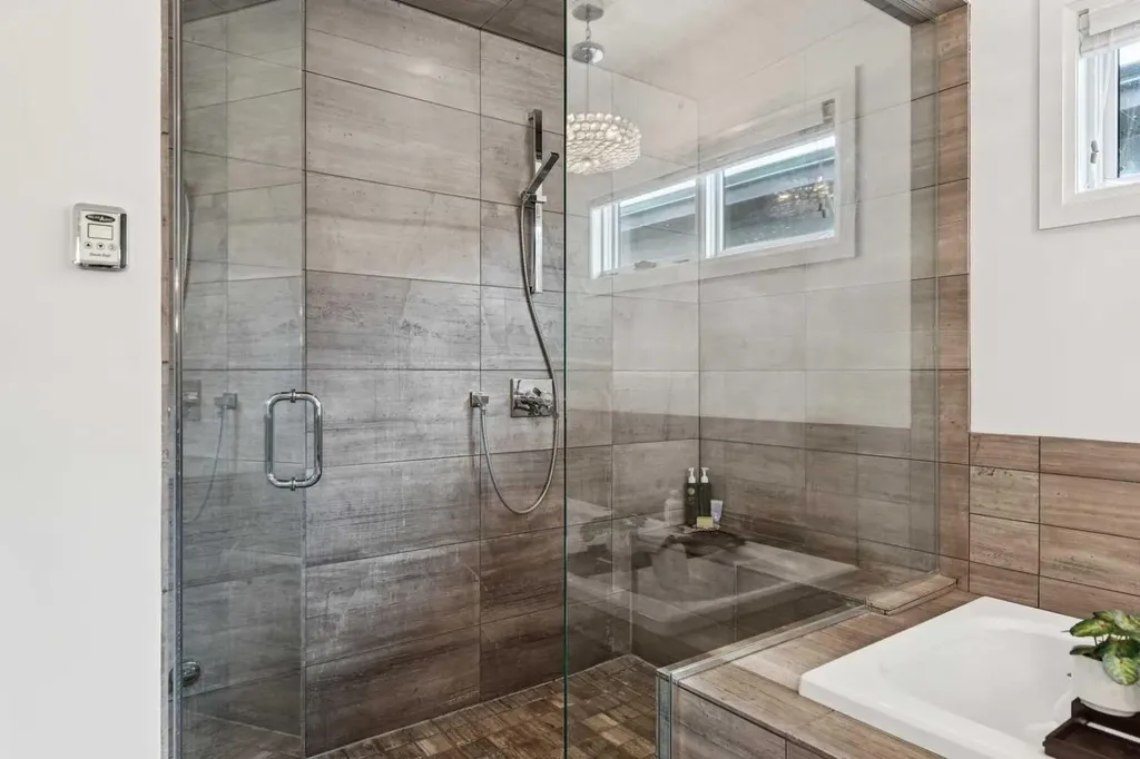 2707 1 Avenue NW Calgary AB T2N 0C7