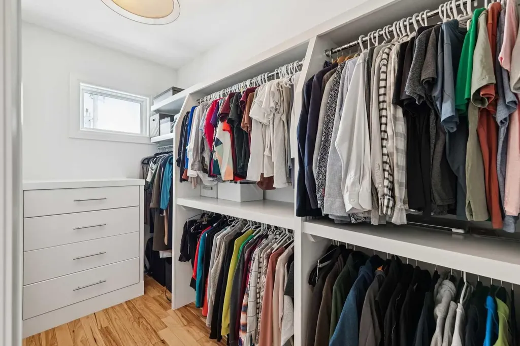 2707 1 Avenue NW Calgary AB T2N 0C7