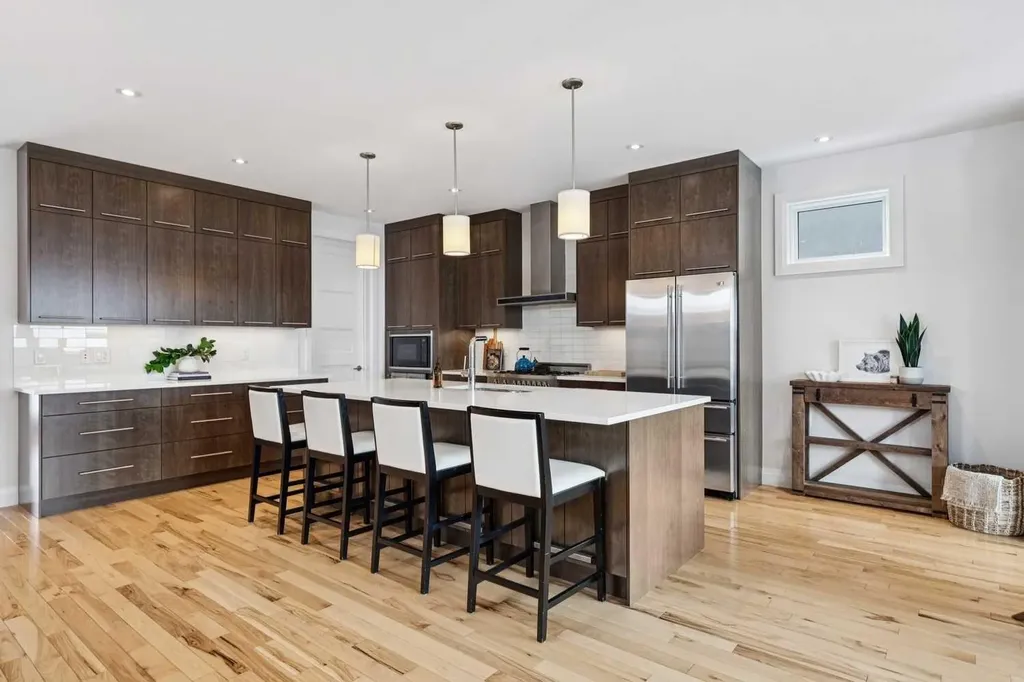 2707 1 Avenue NW Calgary AB T2N 0C7