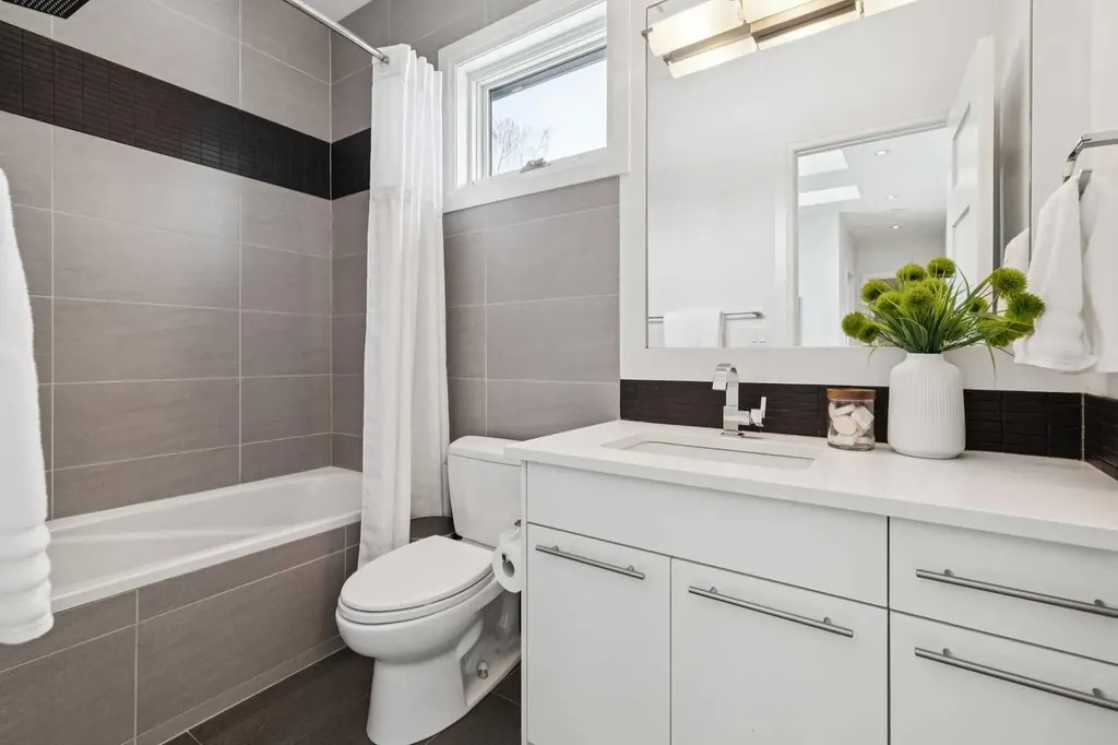 2707 1 Avenue NW Calgary AB T2N 0C7