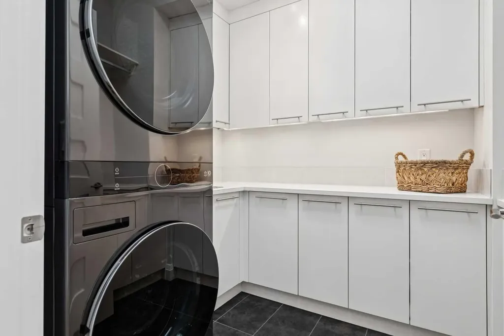 2707 1 Avenue NW Calgary AB T2N 0C7