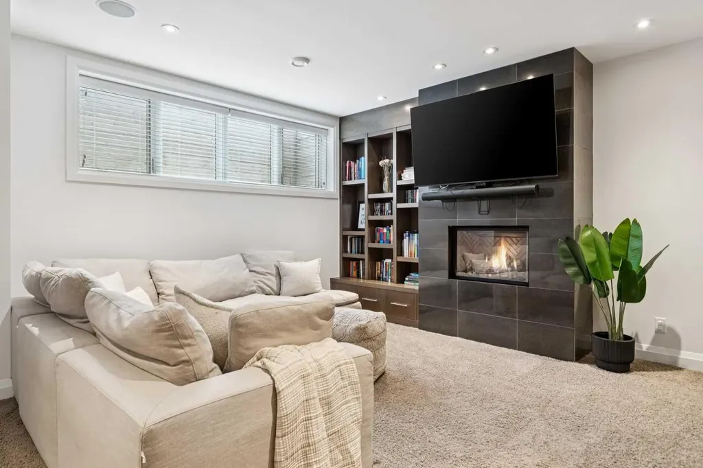 2707 1 Avenue NW Calgary AB T2N 0C7