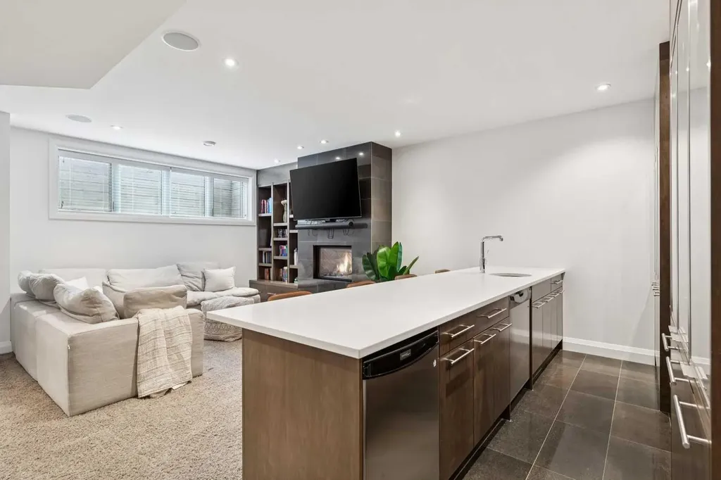 2707 1 Avenue NW Calgary AB T2N 0C7