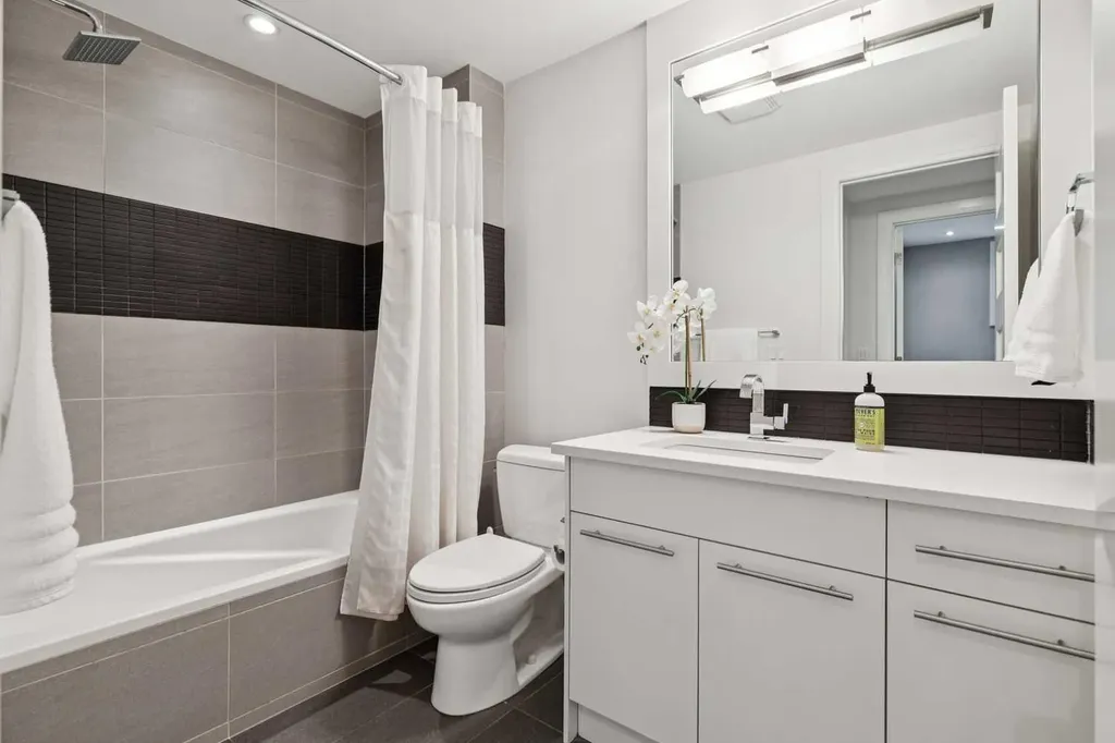 2707 1 Avenue NW Calgary AB T2N 0C7