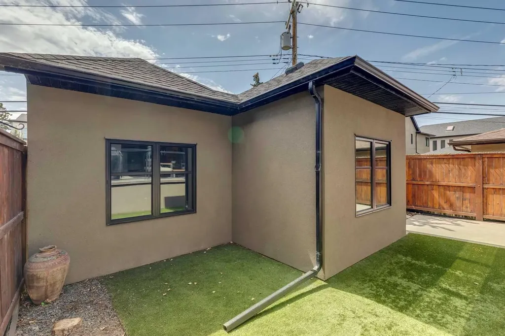 2707 1 Avenue NW Calgary AB T2N 0C7