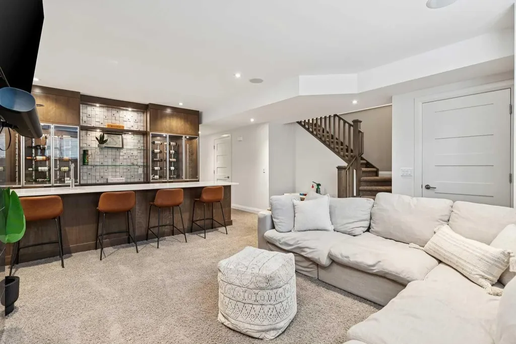 2707 1 Avenue NW Calgary AB T2N 0C7