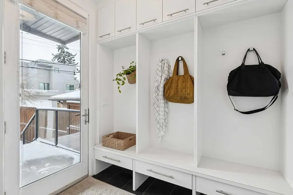 2707 1 Avenue NW Calgary AB T2N 0C7