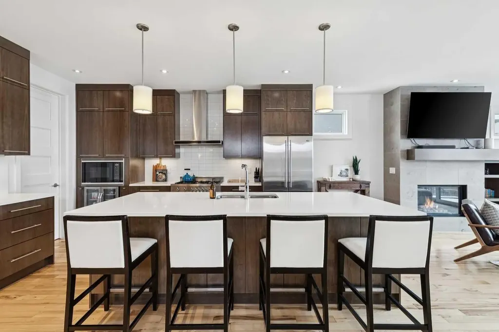 2707 1 Avenue NW Calgary AB T2N 0C7