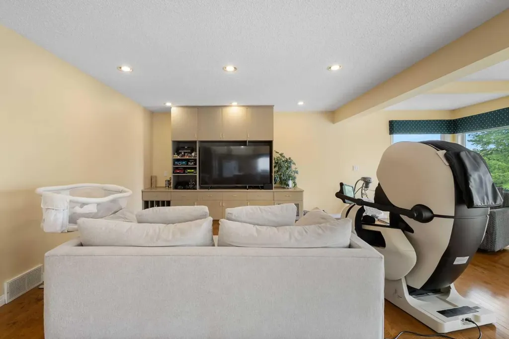 49 Scandia Hill NW Calgary AB T3L1T8