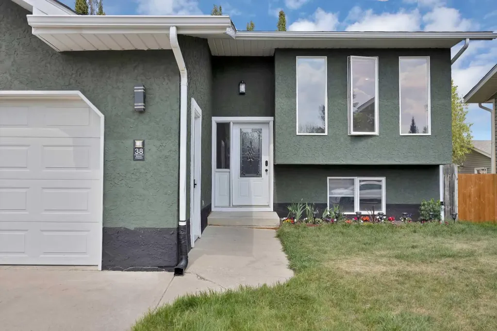 38 Balsam Crescent Olds AB T4H 1L1