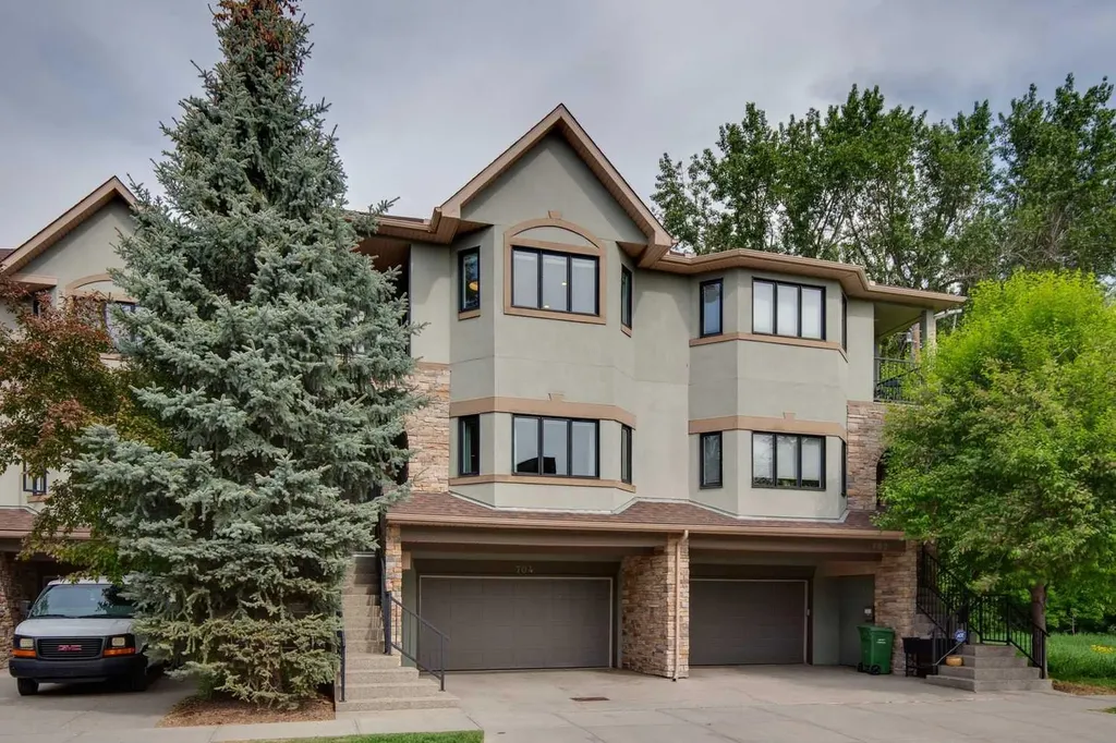704 3 Avenue NW Calgary AB T2N0J1