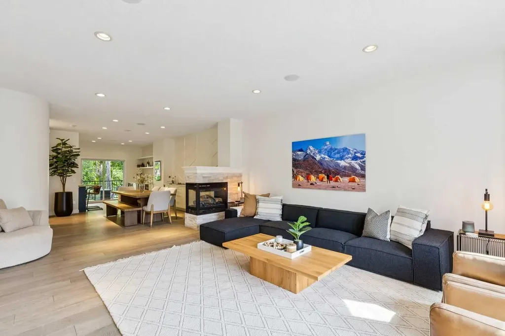 704 3 Avenue NW Calgary AB T2N0J1