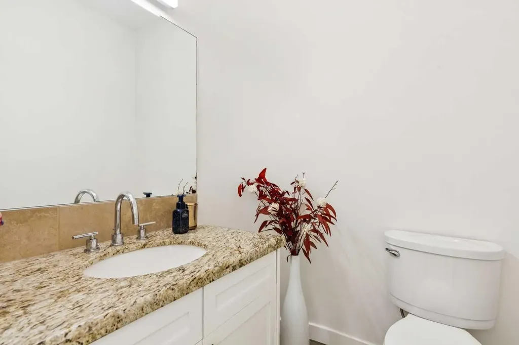 704 3 Avenue NW Calgary AB T2N0J1