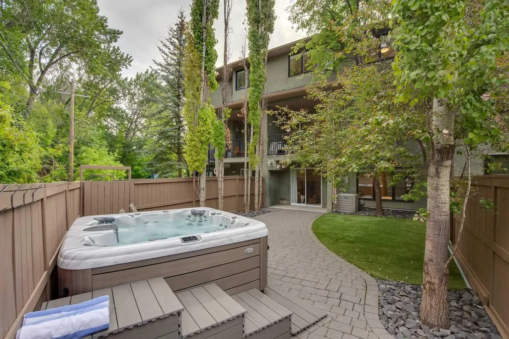 704 3 Avenue NW Calgary AB T2N0J1