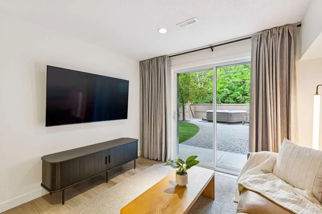704 3 Avenue NW Calgary AB T2N0J1