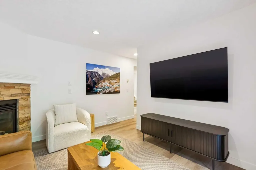 704 3 Avenue NW Calgary AB T2N0J1