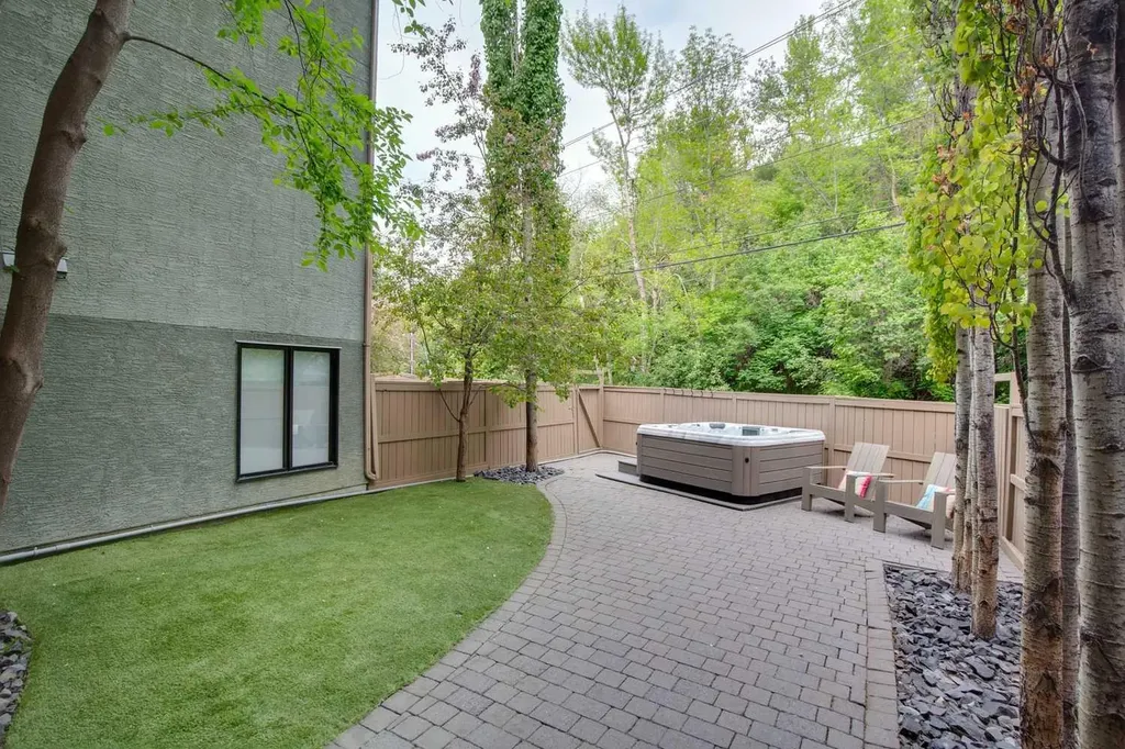 704 3 Avenue NW Calgary AB T2N0J1
