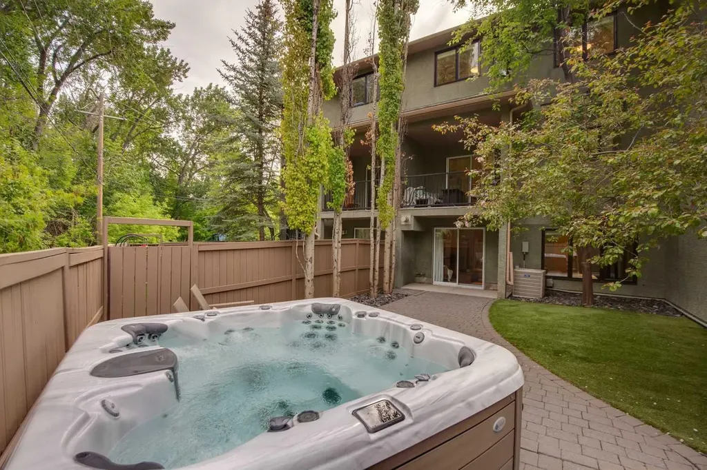 704 3 Avenue NW Calgary AB T2N0J1