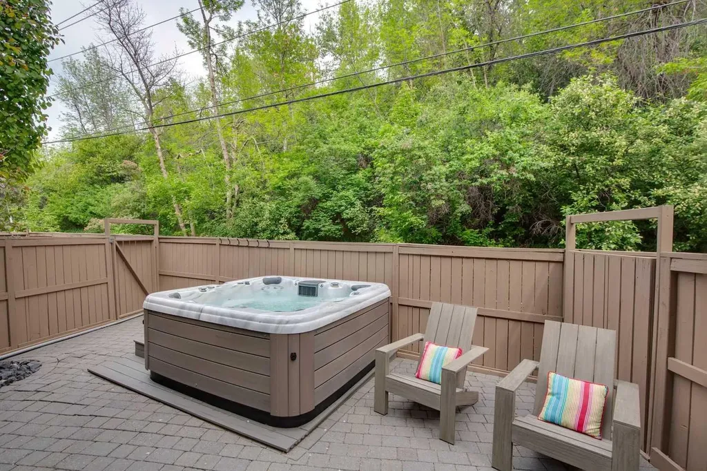 704 3 Avenue NW Calgary AB T2N0J1