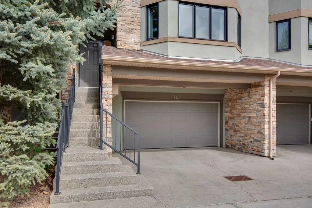 704 3 Avenue NW Calgary AB T2N0J1