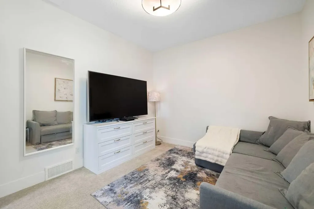 13 Shawnee Heath SW Calgary AB T2Y0P6
