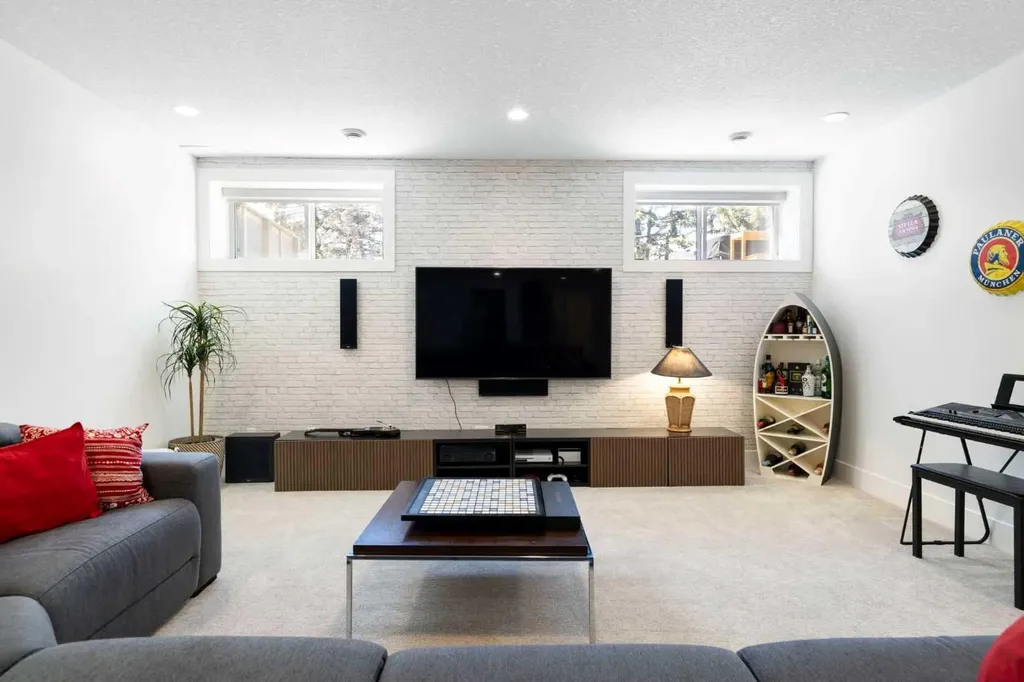 13 Shawnee Heath SW Calgary AB T2Y0P6
