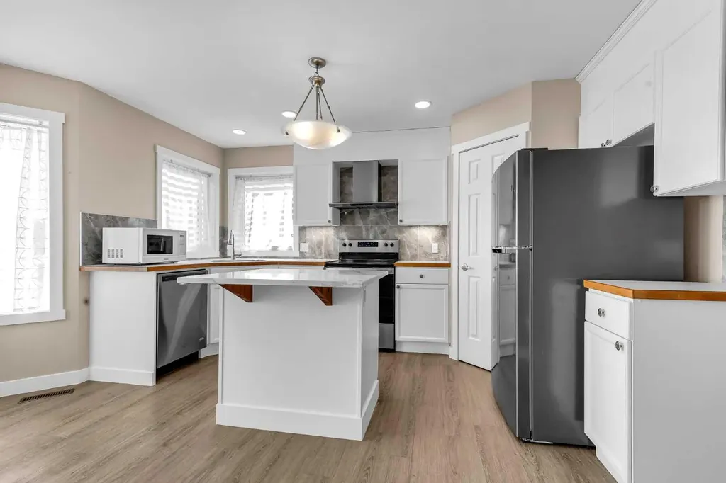 28 Hidden Point NW Calgary AB T3A 5P5