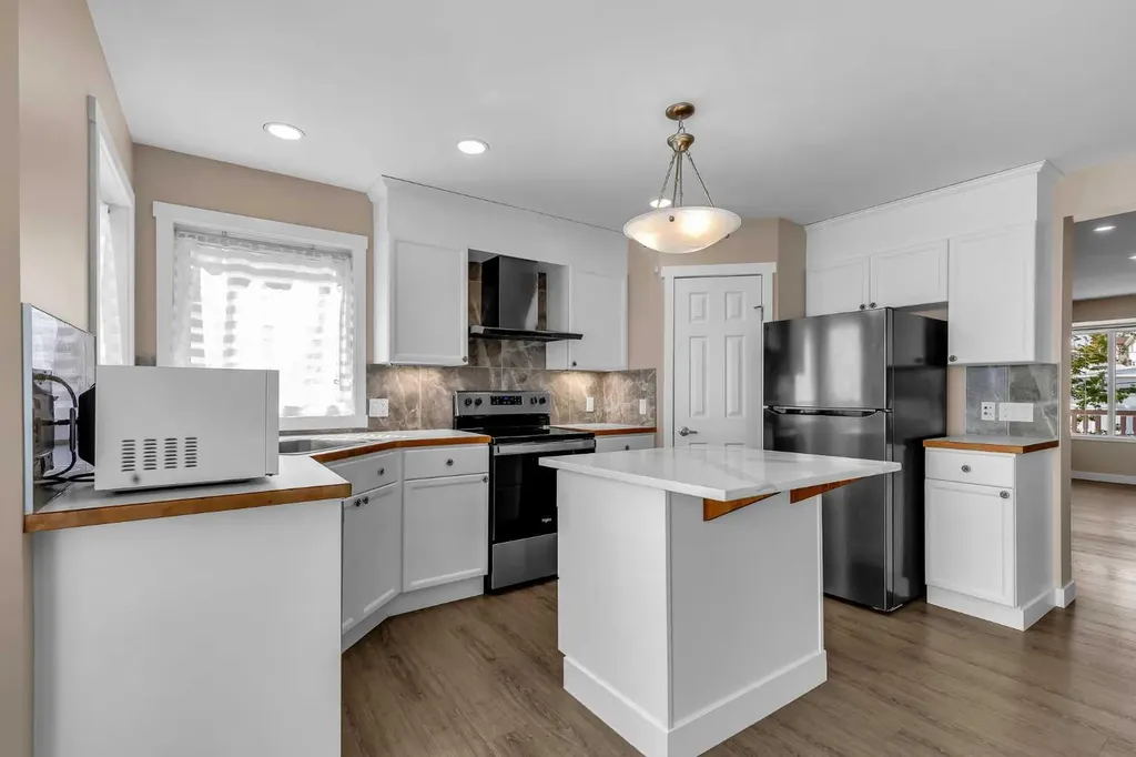 28 Hidden Point NW Calgary AB T3A 5P5