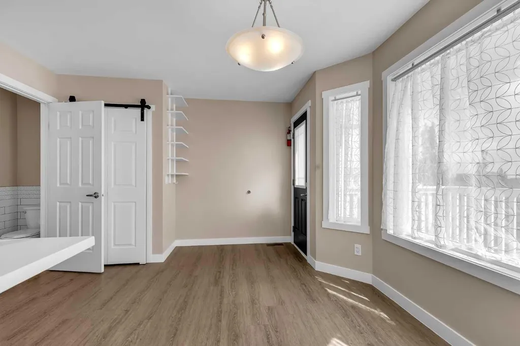 28 Hidden Point NW Calgary AB T3A 5P5