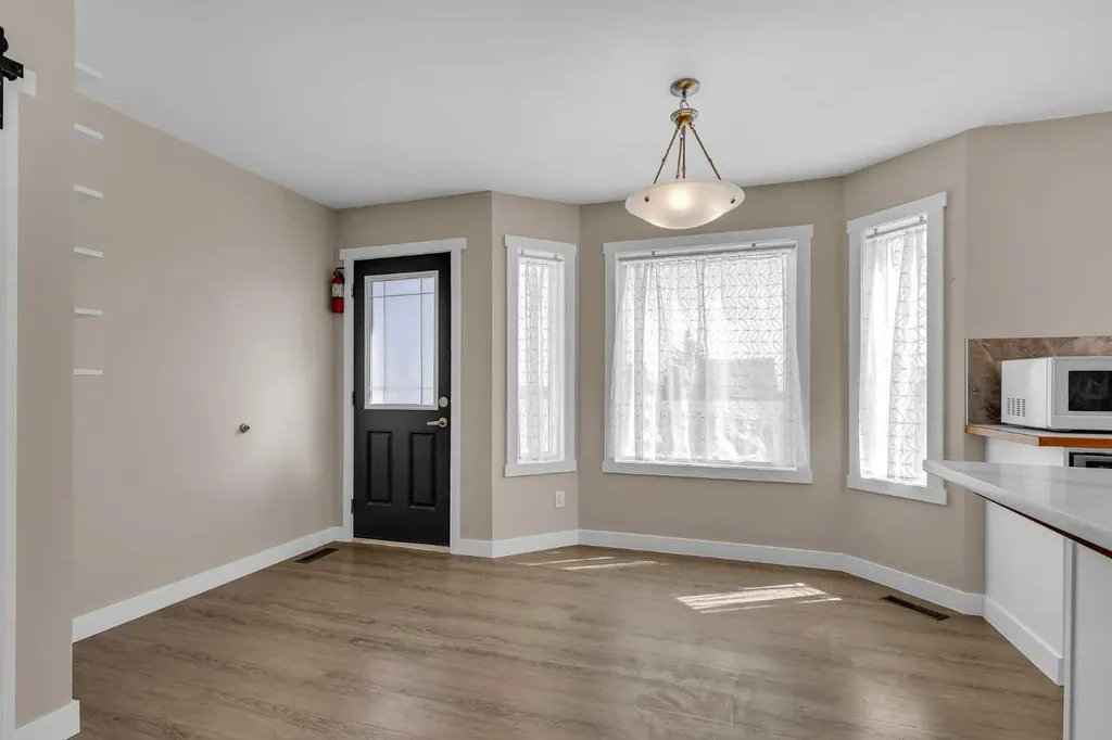 28 Hidden Point NW Calgary AB T3A 5P5