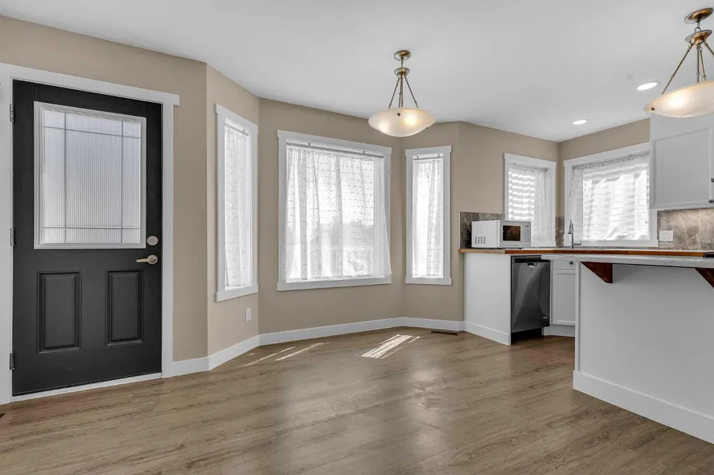 28 Hidden Point NW Calgary AB T3A 5P5