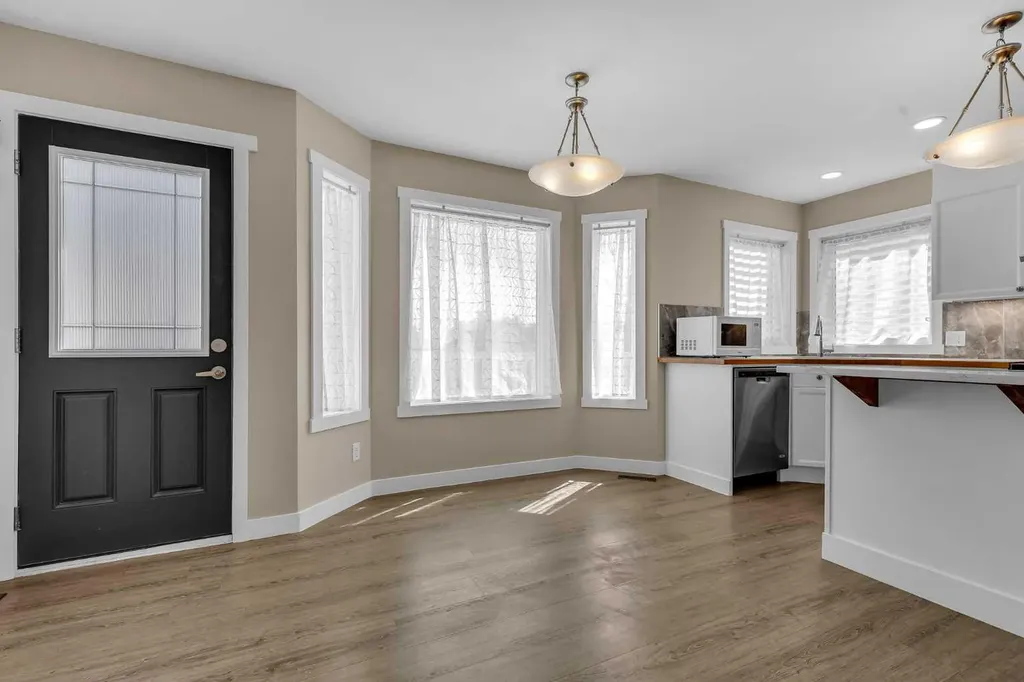 28 Hidden Point NW Calgary AB T3A 5P5