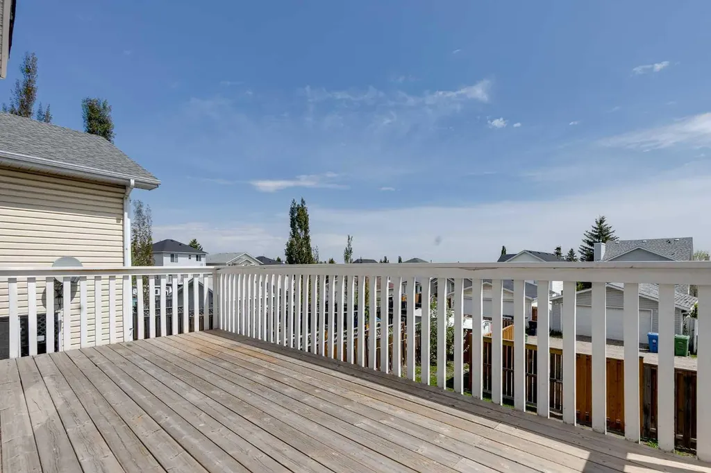 28 Hidden Point NW Calgary AB T3A 5P5