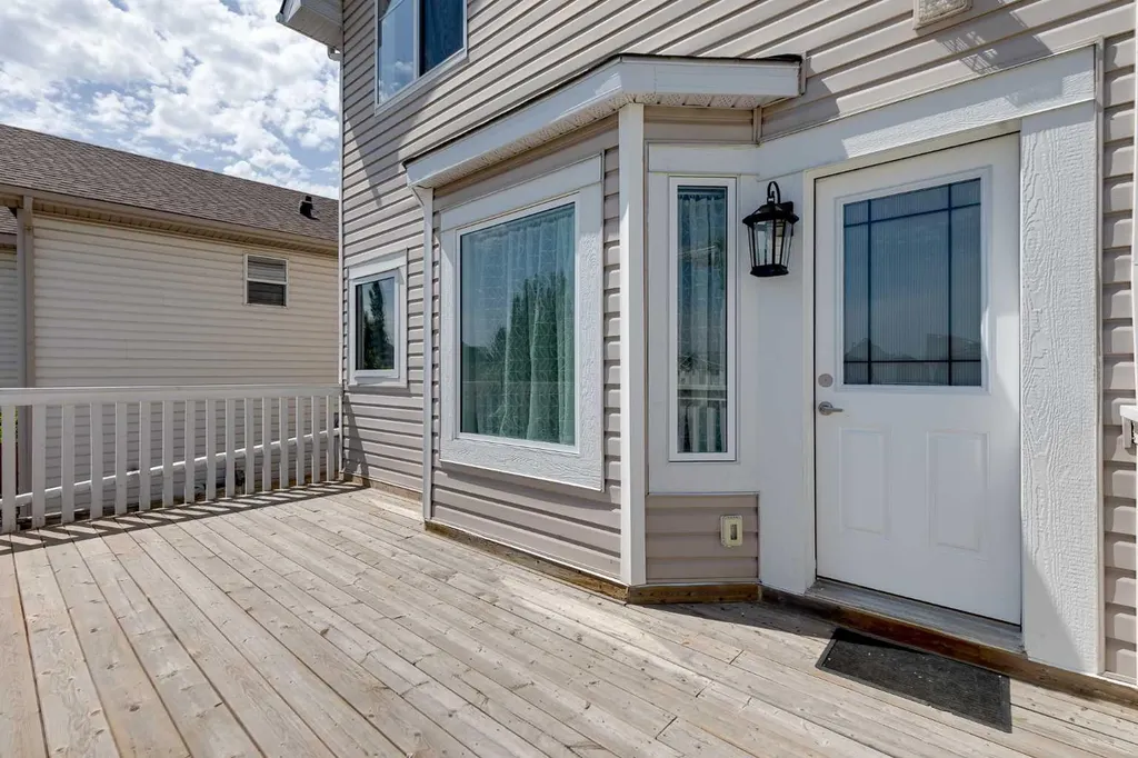 28 Hidden Point NW Calgary AB T3A 5P5