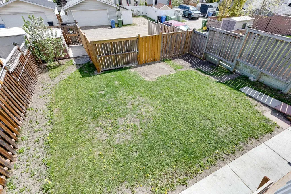 28 Hidden Point NW Calgary AB T3A 5P5