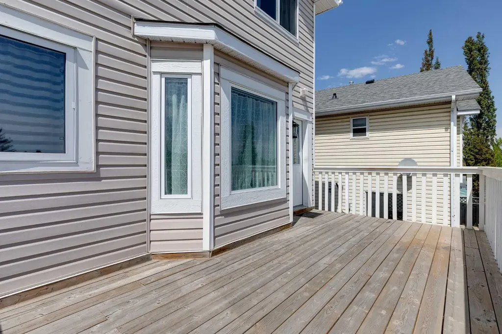 28 Hidden Point NW Calgary AB T3A 5P5