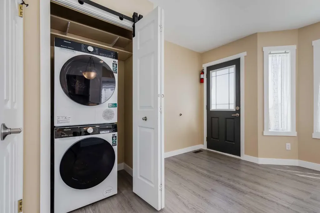 28 Hidden Point NW Calgary AB T3A 5P5
