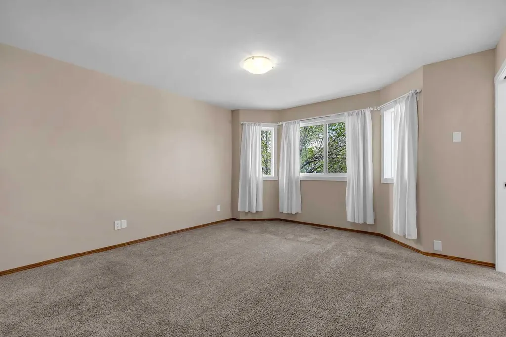 28 Hidden Point NW Calgary AB T3A 5P5