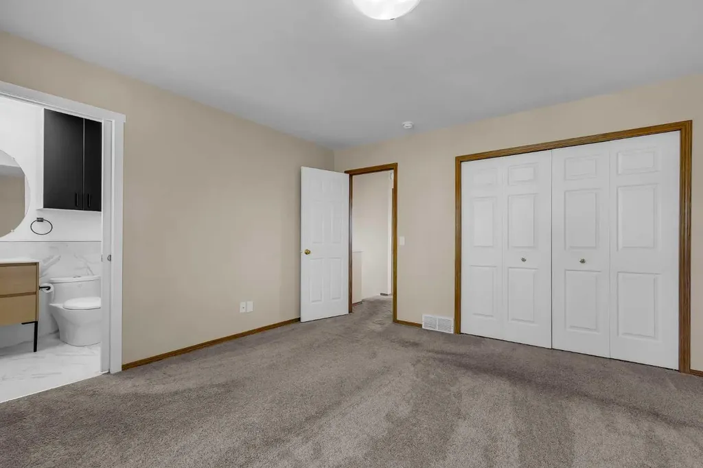 28 Hidden Point NW Calgary AB T3A 5P5