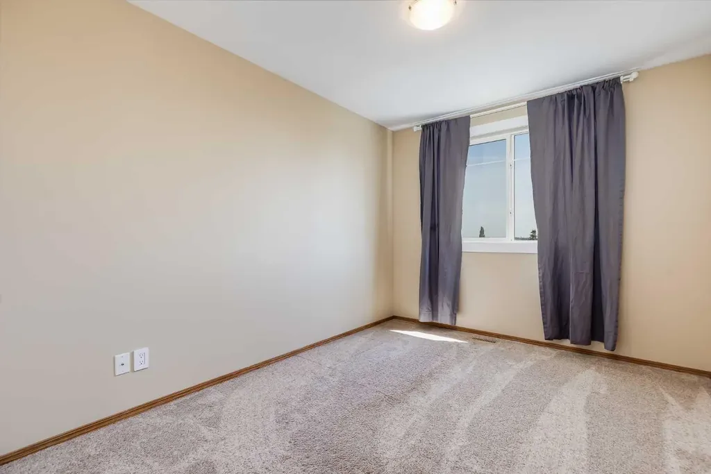 28 Hidden Point NW Calgary AB T3A 5P5