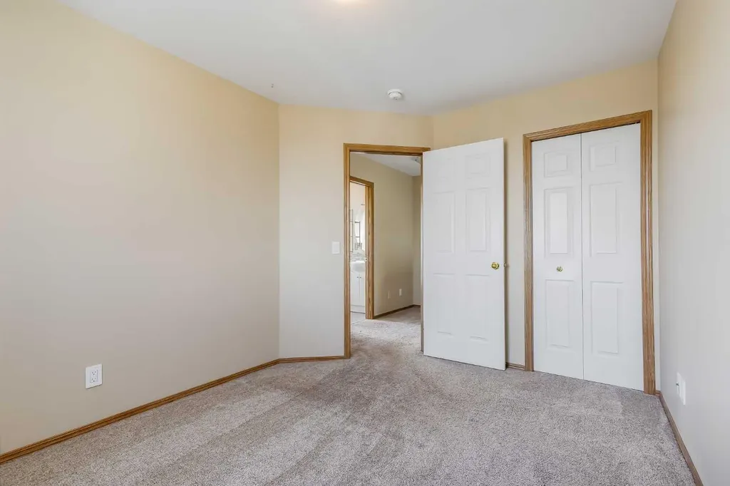28 Hidden Point NW Calgary AB T3A 5P5