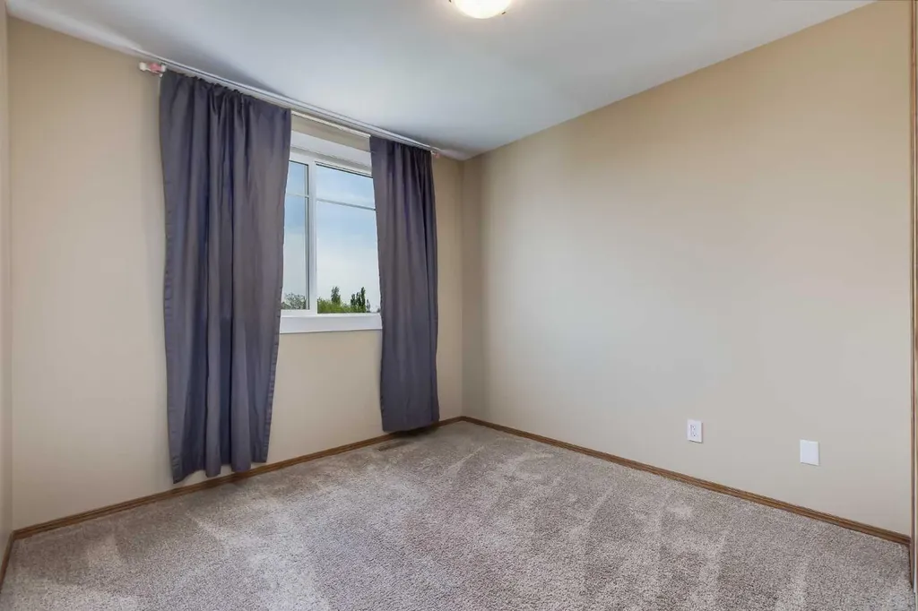 28 Hidden Point NW Calgary AB T3A 5P5
