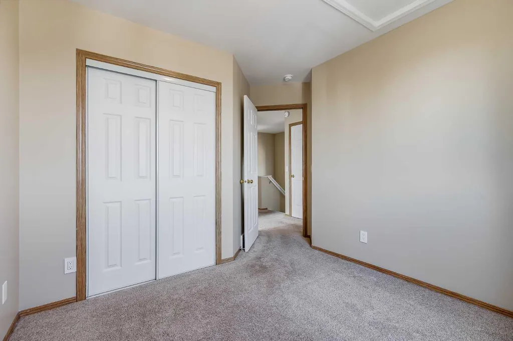 28 Hidden Point NW Calgary AB T3A 5P5