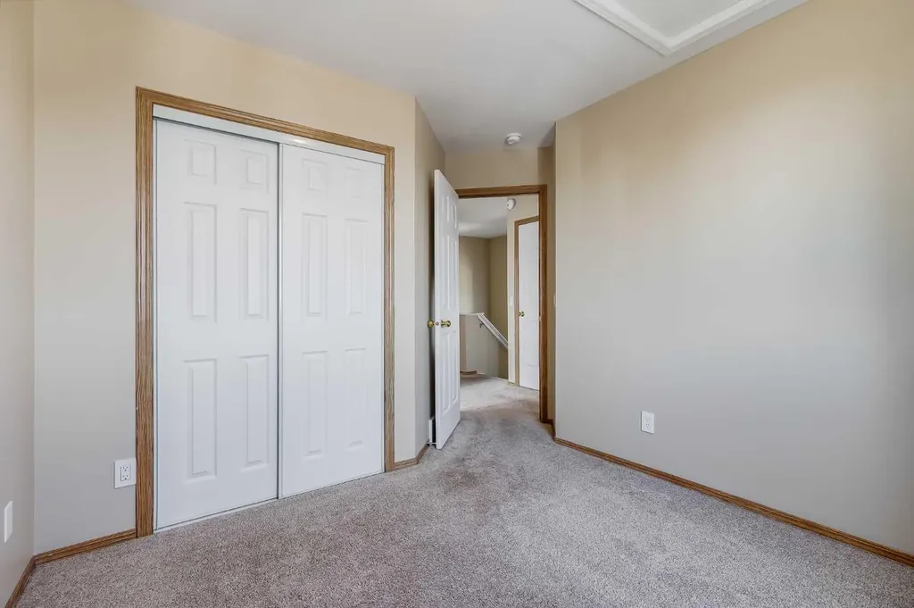 28 Hidden Point NW Calgary AB T3A 5P5