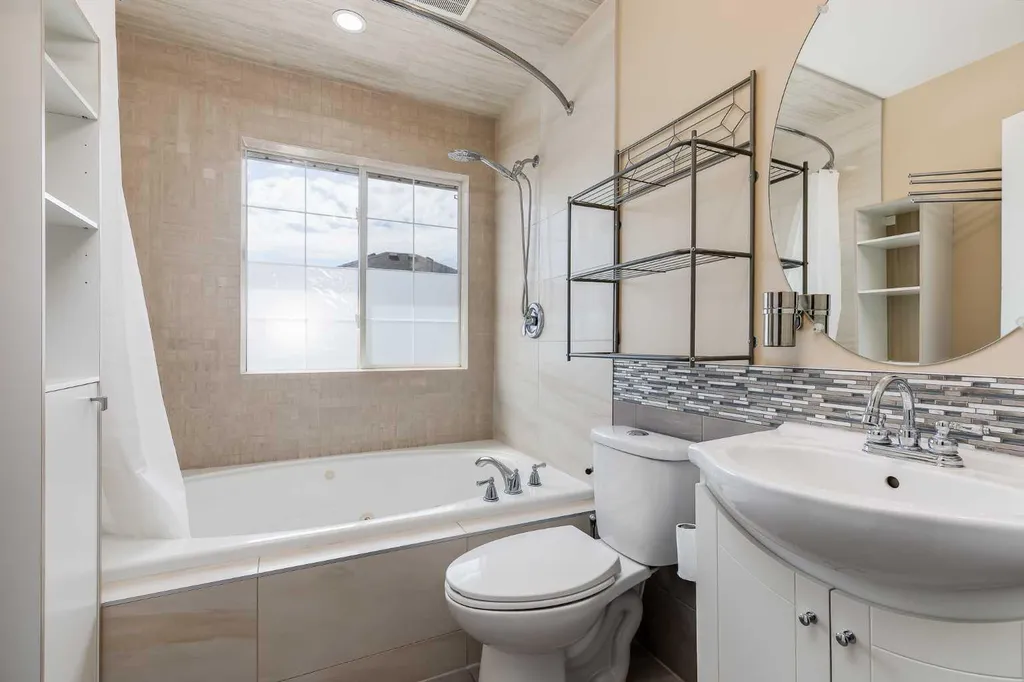 28 Hidden Point NW Calgary AB T3A 5P5
