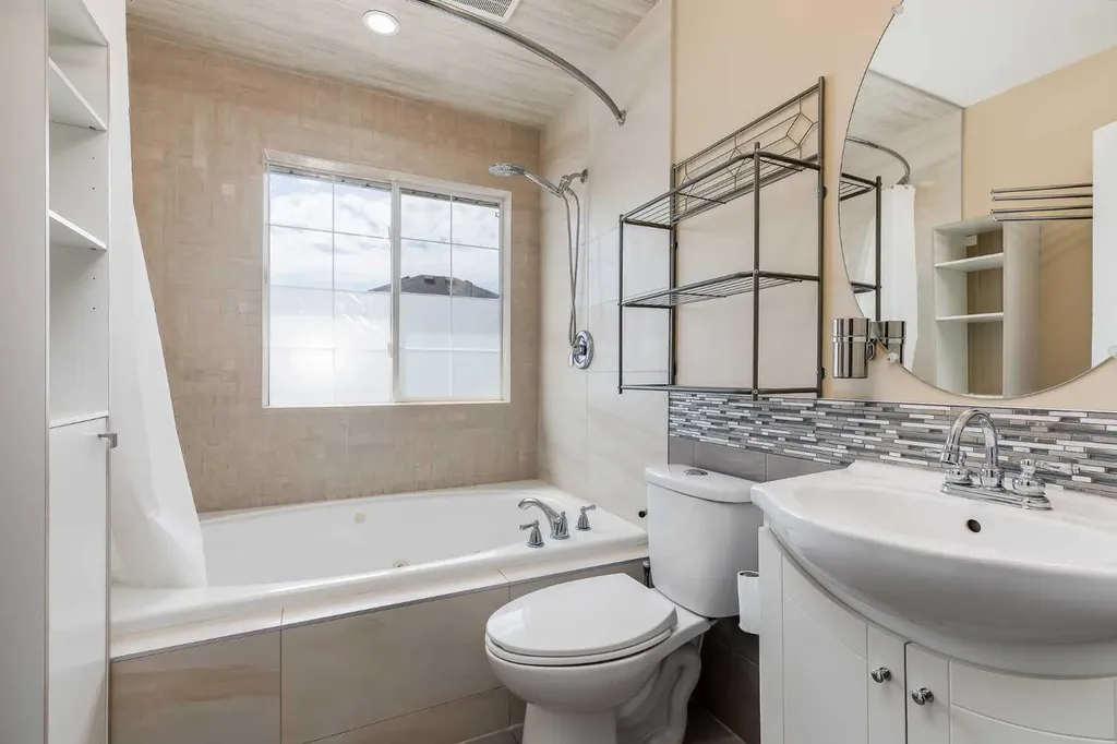 28 Hidden Point NW Calgary AB T3A 5P5