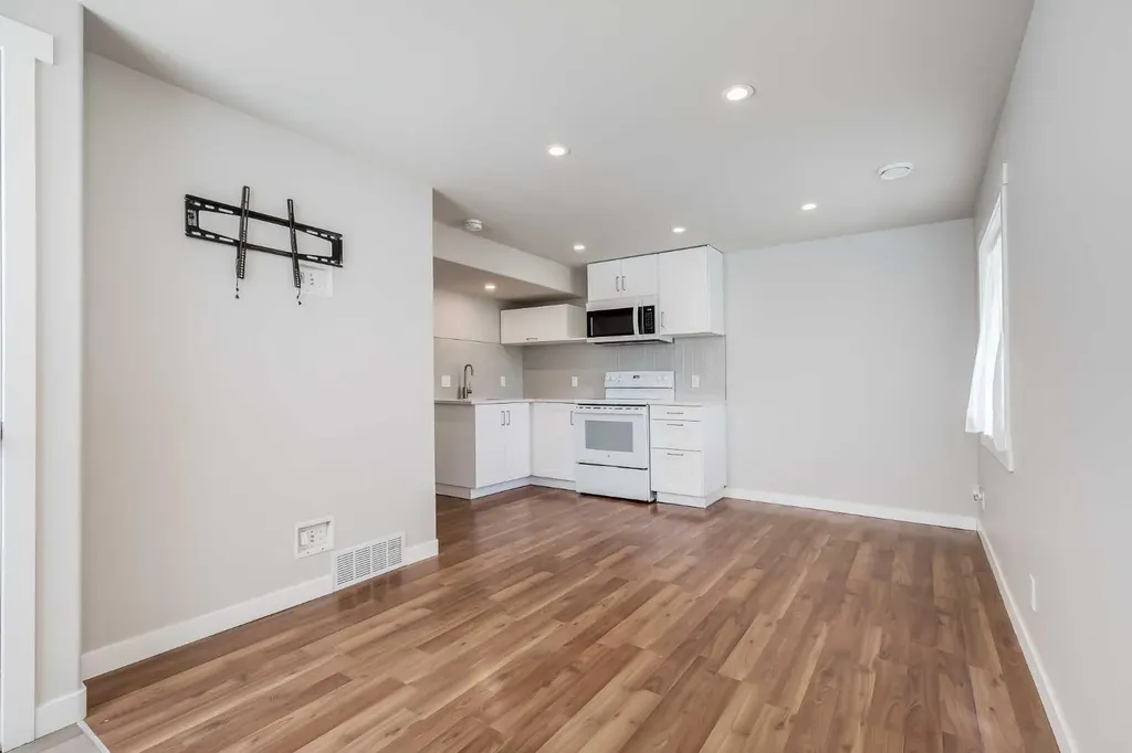 28 Hidden Point NW Calgary AB T3A 5P5