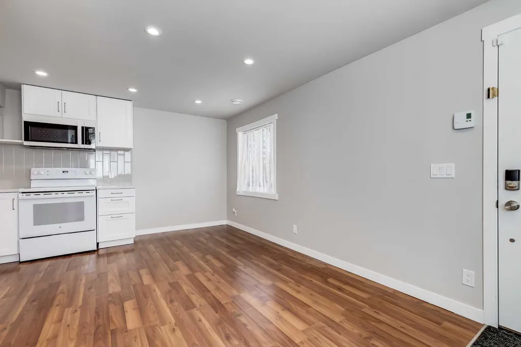 28 Hidden Point NW Calgary AB T3A 5P5
